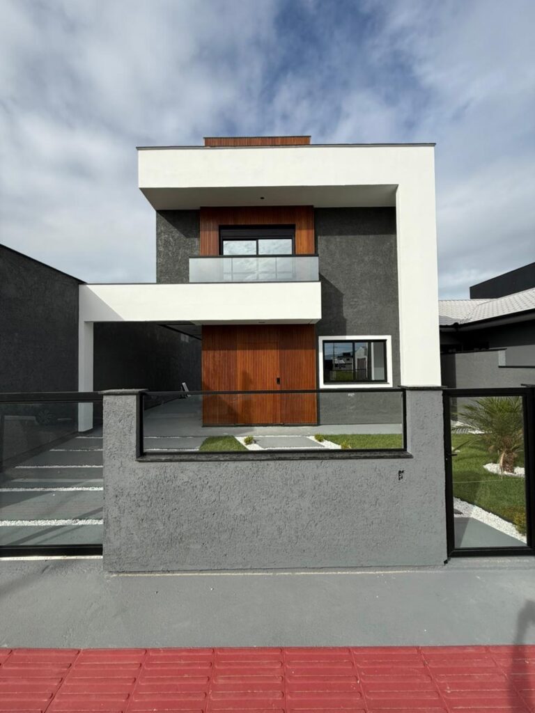 CASA COM MUITO ESPAÇO DE TERRENO