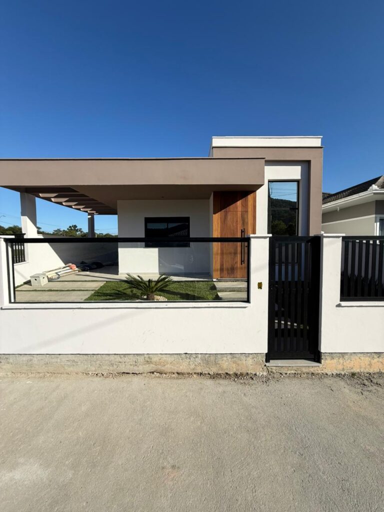 CASA COM 03 DORMITÓRIOS