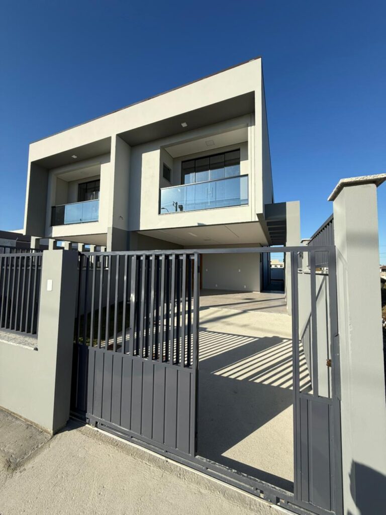 SOBRADO COM GARAGEM COBERTA