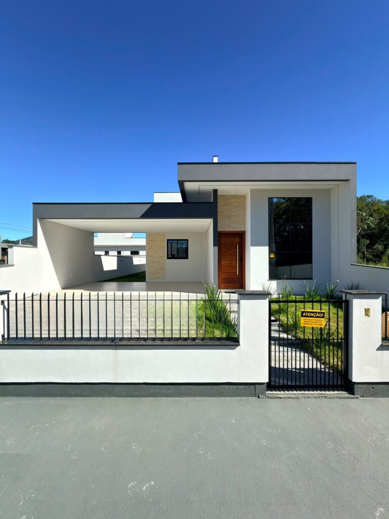 CASA COM 03 DORMITÓRIOS