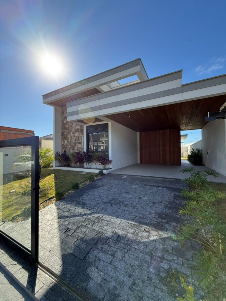 CASA COM ÓTIMO ESPAÇO DE TERRENO