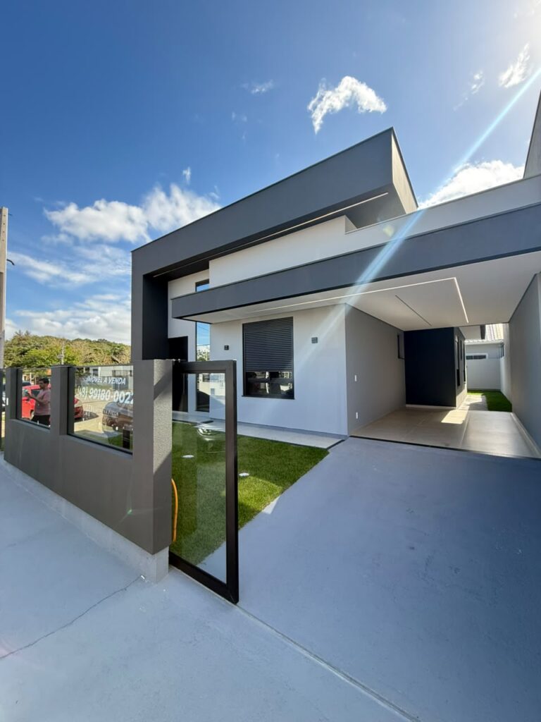 CASA COM 03 DORMITÓRIOS